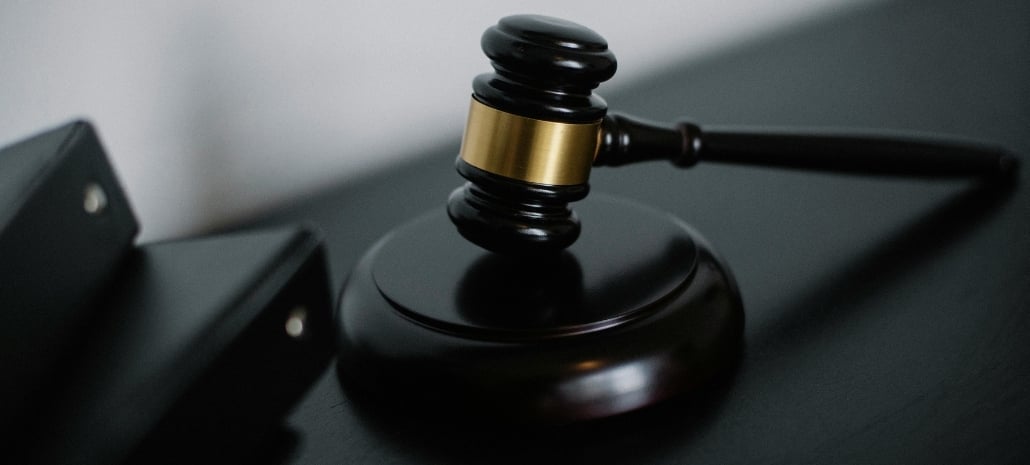 Judge's gavel representing the class action lawsuit against The Cosmetic Institute