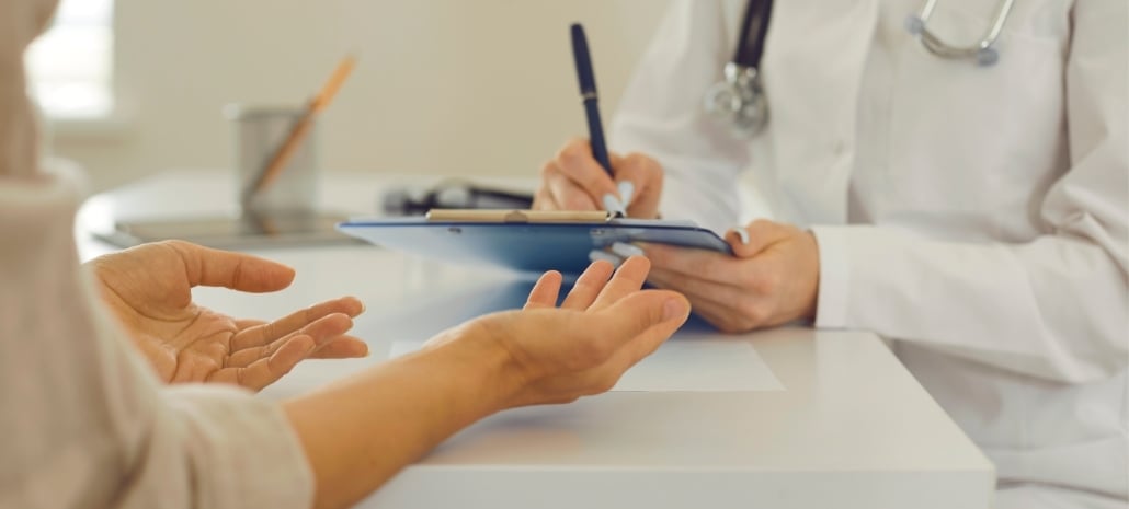Doctor consulting with a patient, highlighting the importance of choosing a qualified cosmetic surgeon